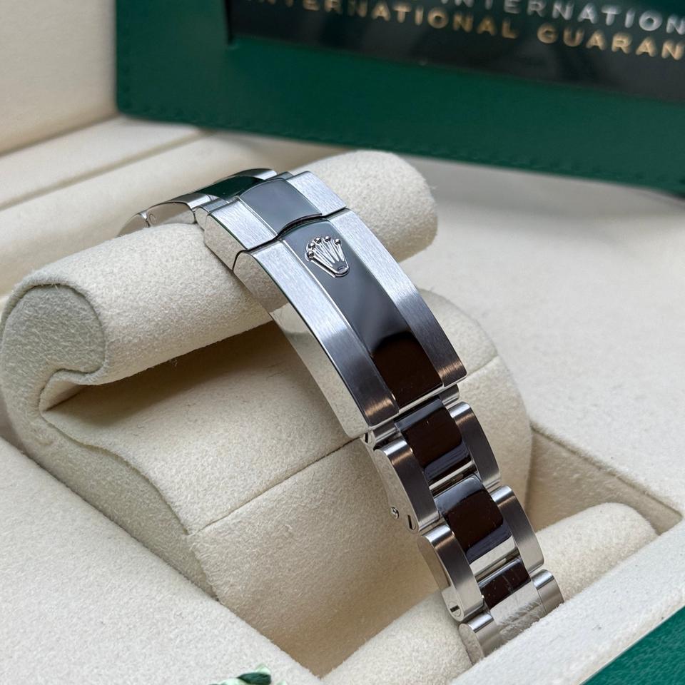 Rolex Datejust 31 Ref. 278274 Rhodium/Black Dial Fluted Bezel Oyster Bracelet (2025) - Photo 2