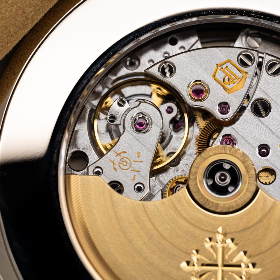 Patek Philippe Calatrava 5226G-001 White Gold Textured Black/Charcoal Dial (2024) - Photo 6