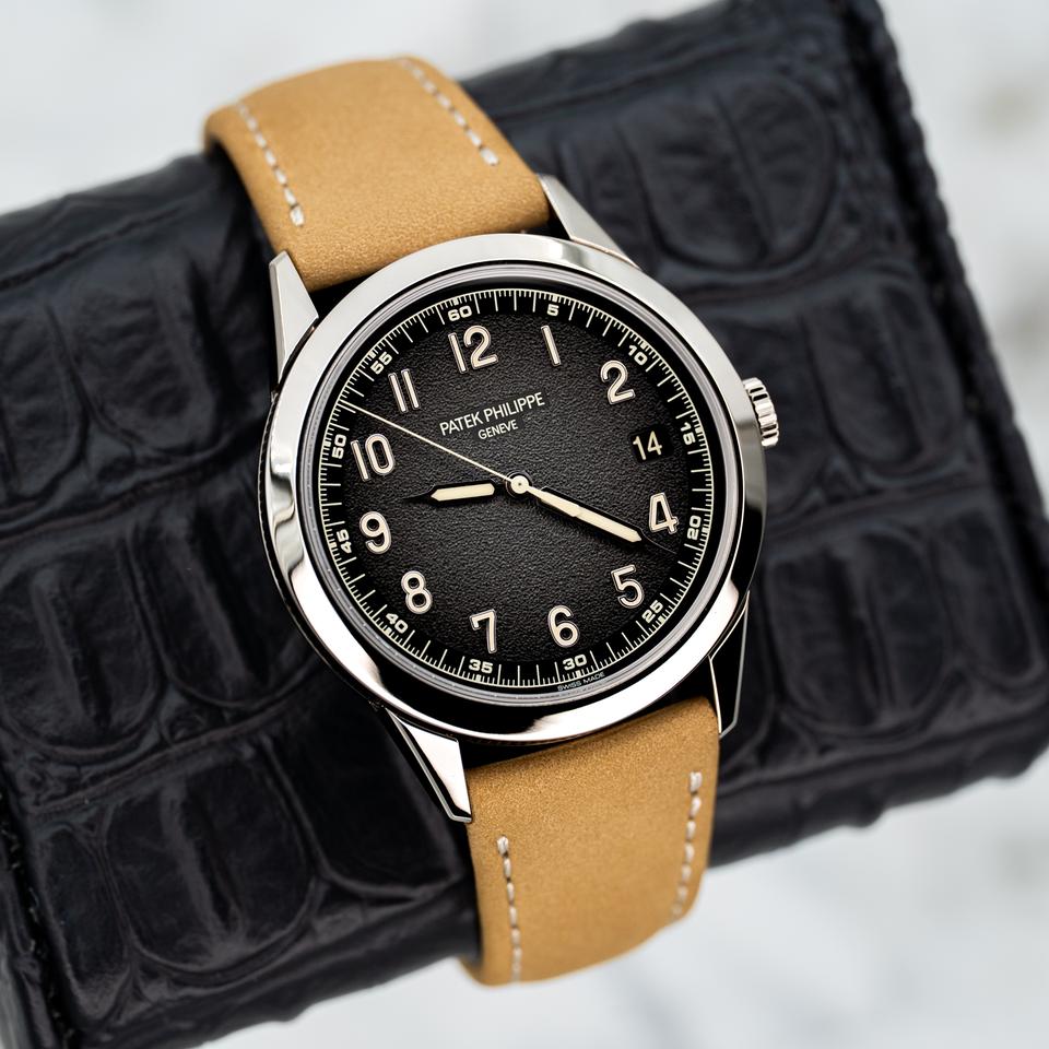 Patek Philippe Calatrava 5226G-001 White Gold Textured Black/Charcoal Dial (2024) - Photo 9