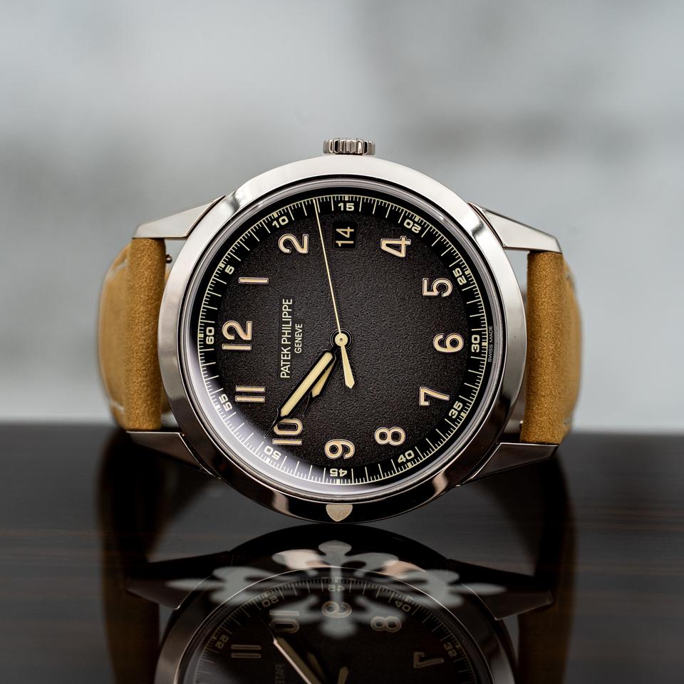 Patek Philippe Calatrava 5226G-001 White Gold Textured Black/Charcoal Dial (2024) - Photo 2