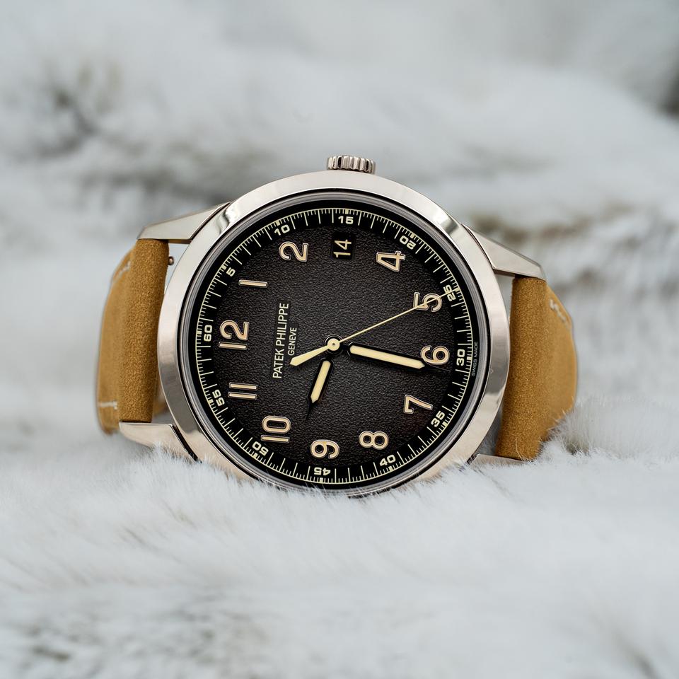 Patek Philippe Calatrava 5226G-001 White Gold Textured Black/Charcoal Dial (2024) - Photo 13