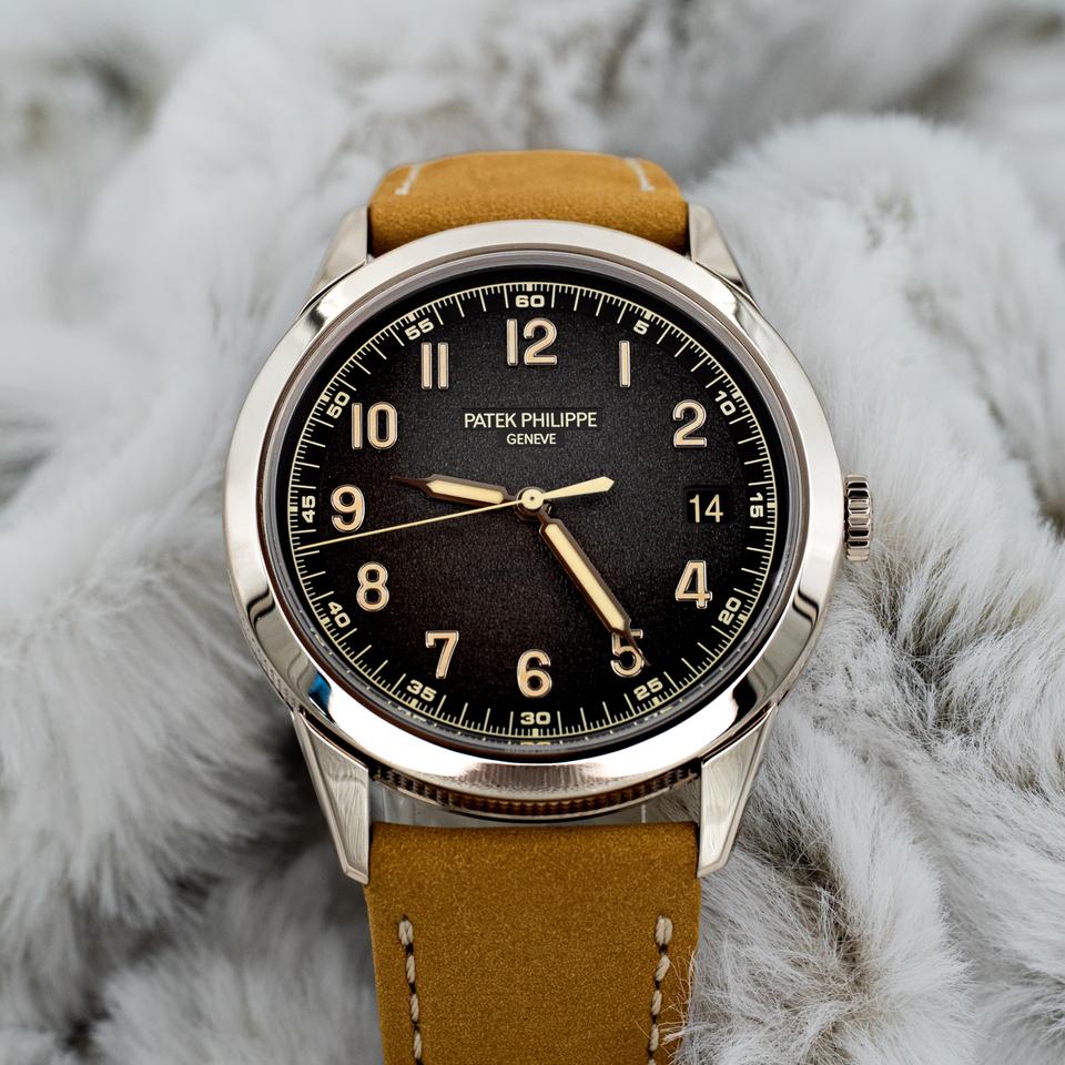 Patek Philippe Calatrava 5226G-001 White Gold Textured Black/Charcoal Dial (2024) - Photo 12