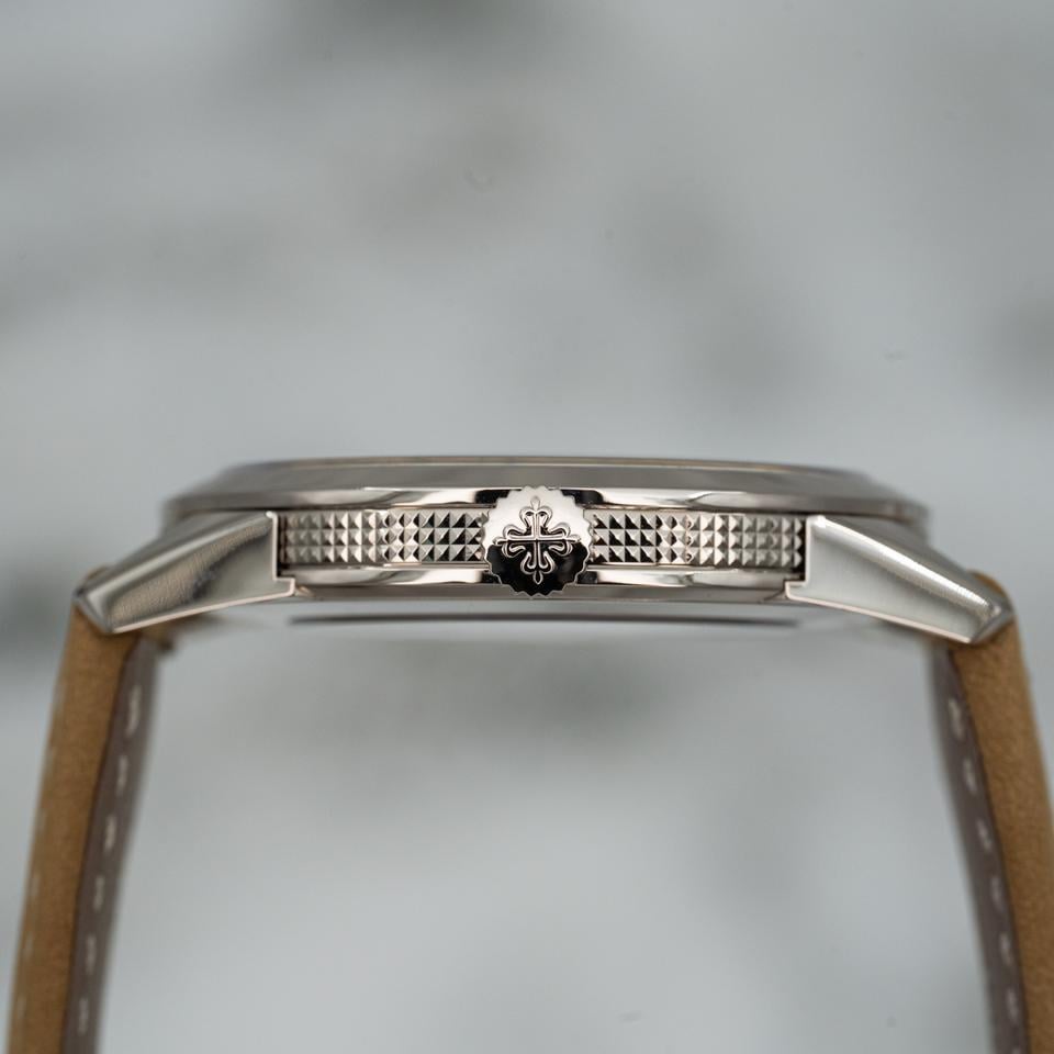 Patek Philippe Calatrava 5226G-001 White Gold Textured Black/Charcoal Dial (2024) - Photo 16