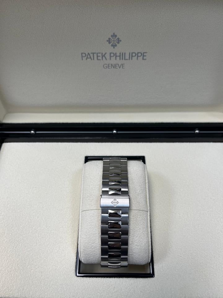 Patek Philippe Nautilus 5711/1A-018 Tiffany & Co. Blue Dial (2023 Approx.) - Photo 4