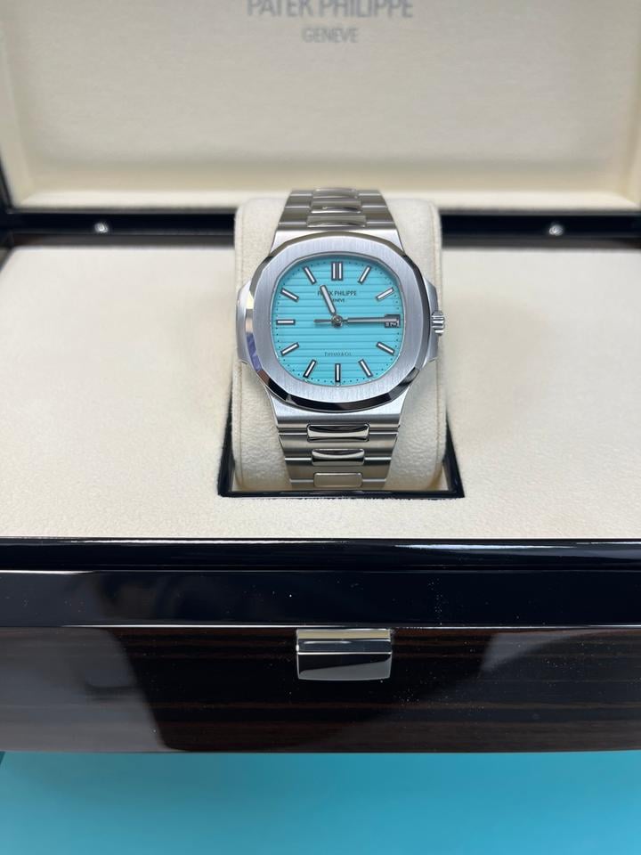 Patek Philippe Nautilus 5711/1A-018 Tiffany & Co. Blue Dial (2023 Approx.) - Photo 13