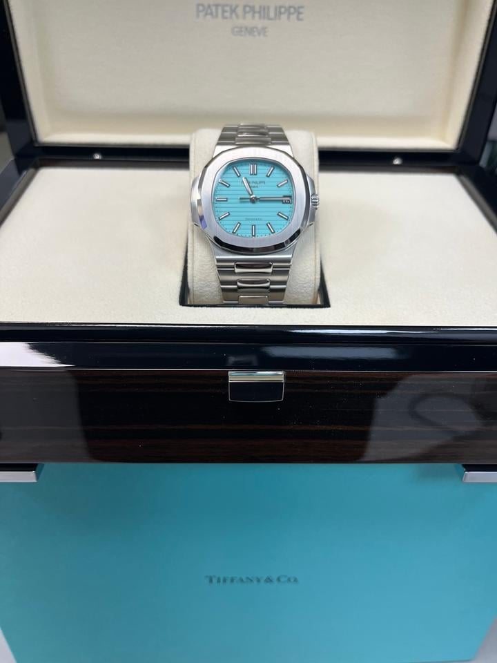 Patek Philippe Nautilus 5711/1A-018 Tiffany & Co. Blue Dial (2023 Approx.) - Photo 12